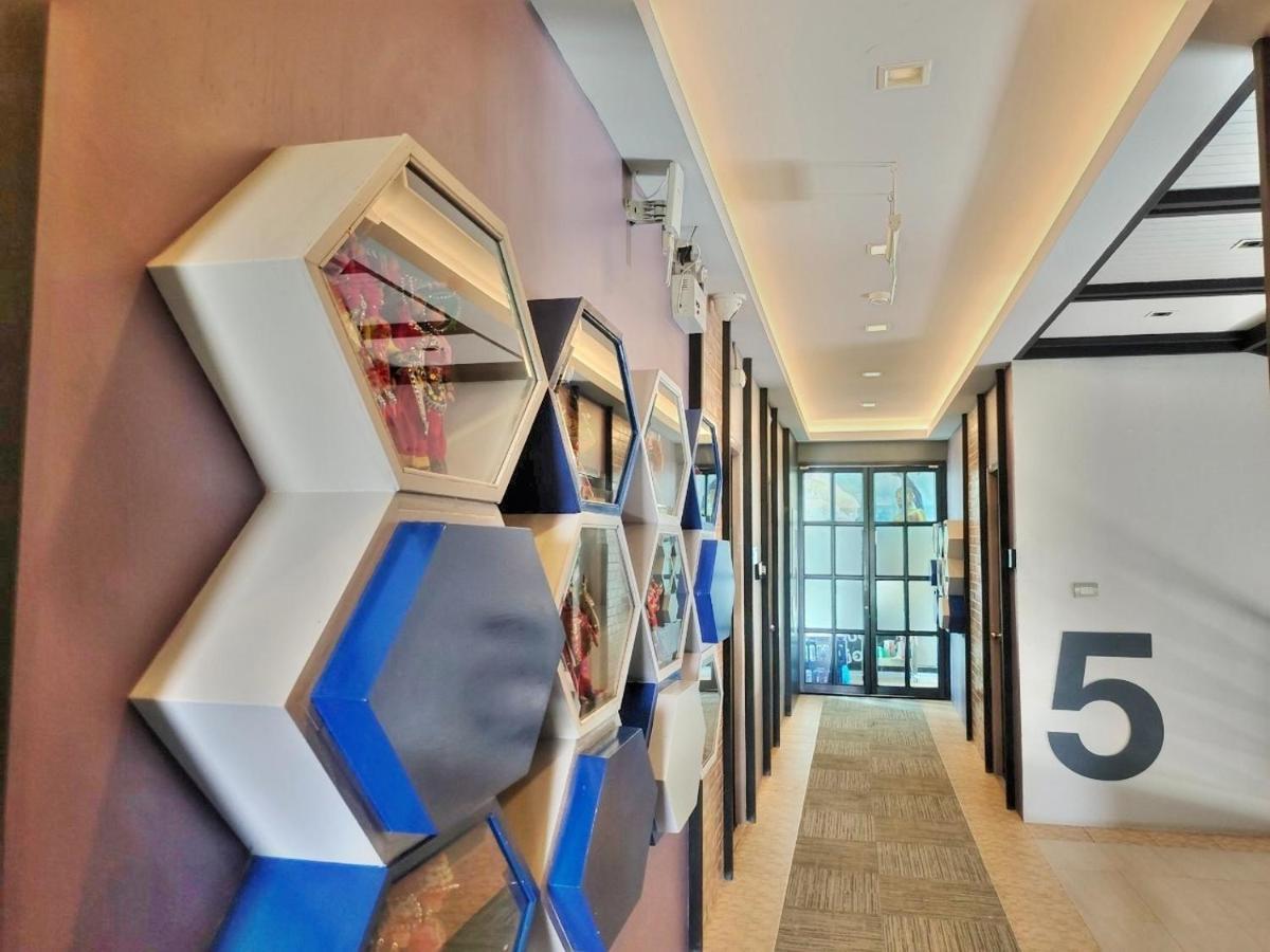 Qoo Hotel Бурирам Екстериор снимка