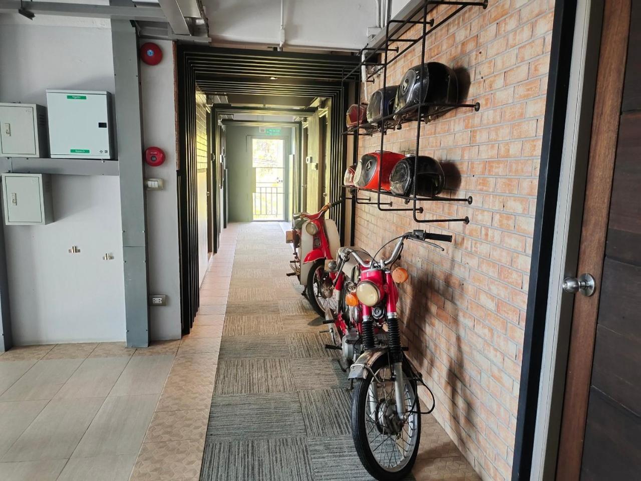 Qoo Hotel Бурирам Екстериор снимка