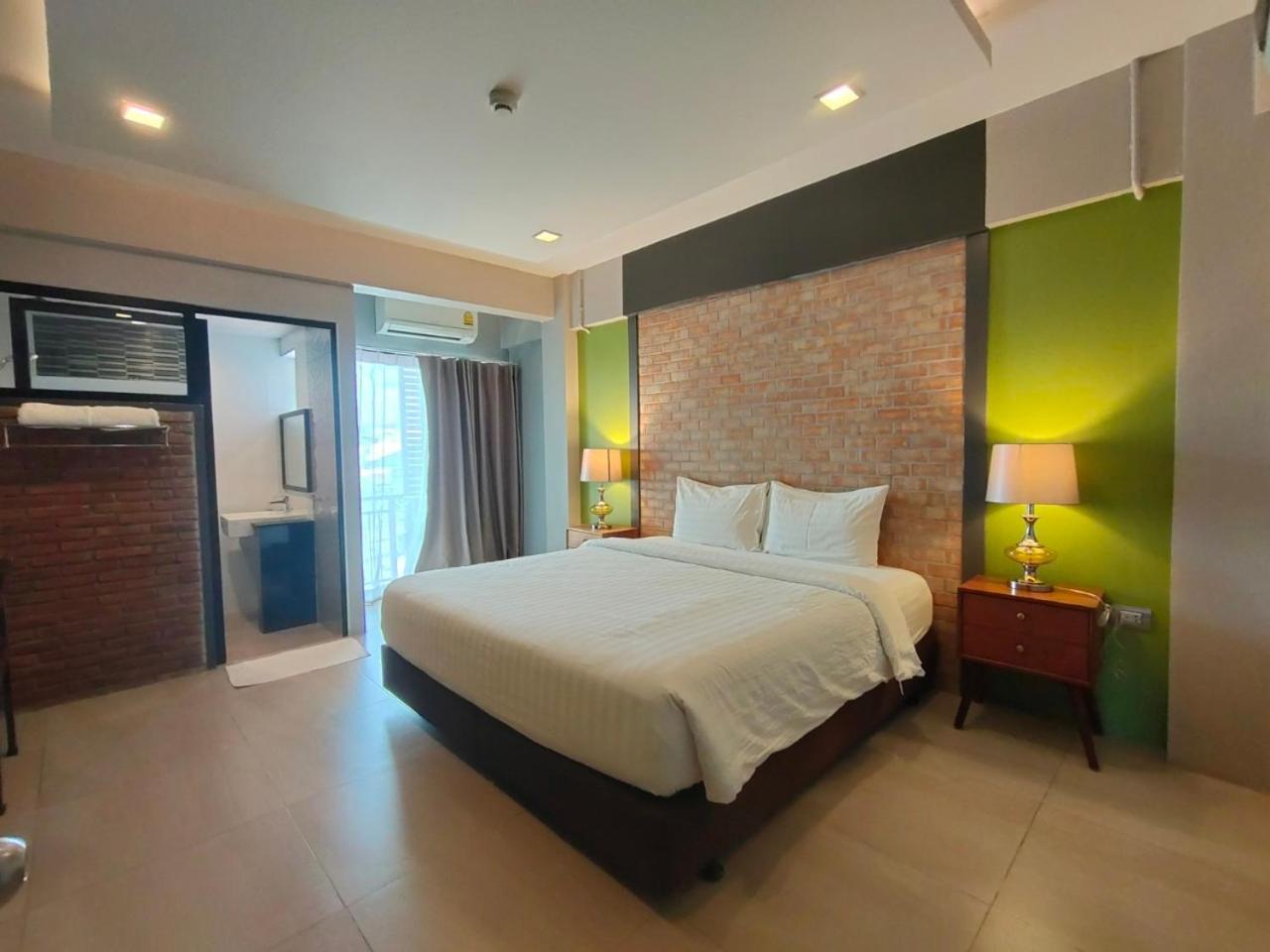 Qoo Hotel Бурирам Екстериор снимка