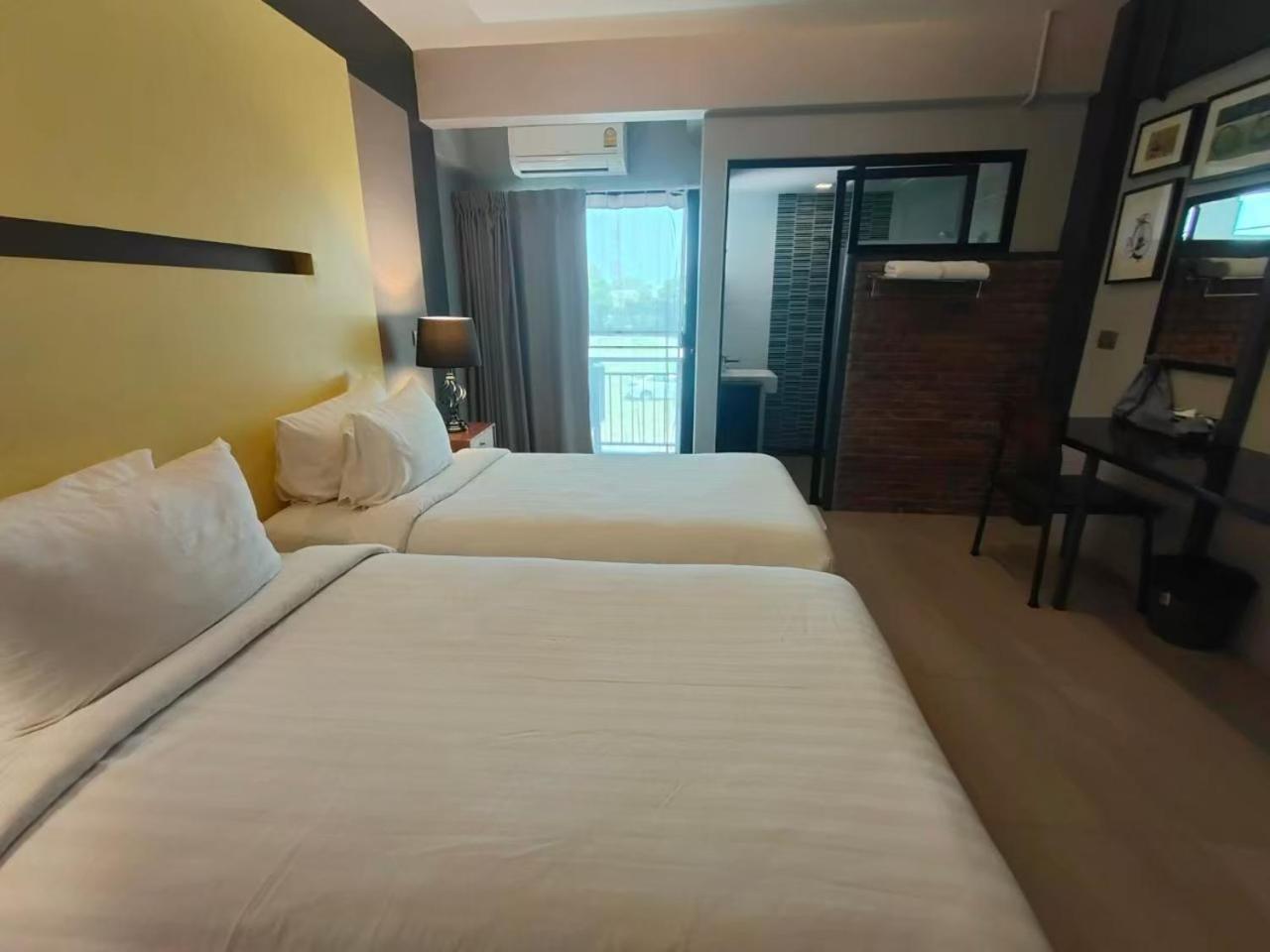 Qoo Hotel Бурирам Екстериор снимка