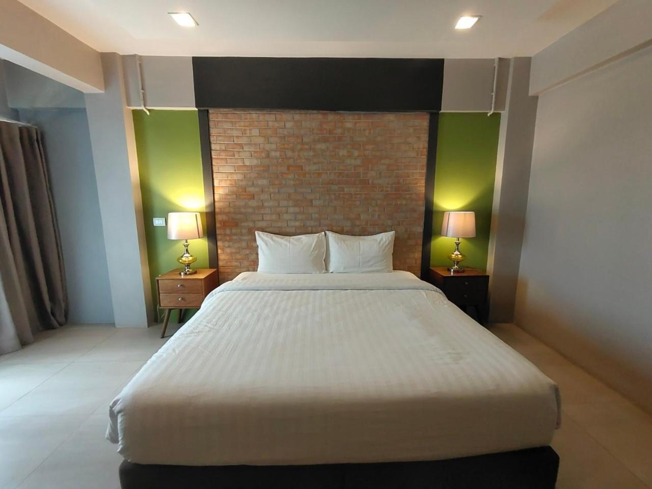 Qoo Hotel Бурирам Екстериор снимка