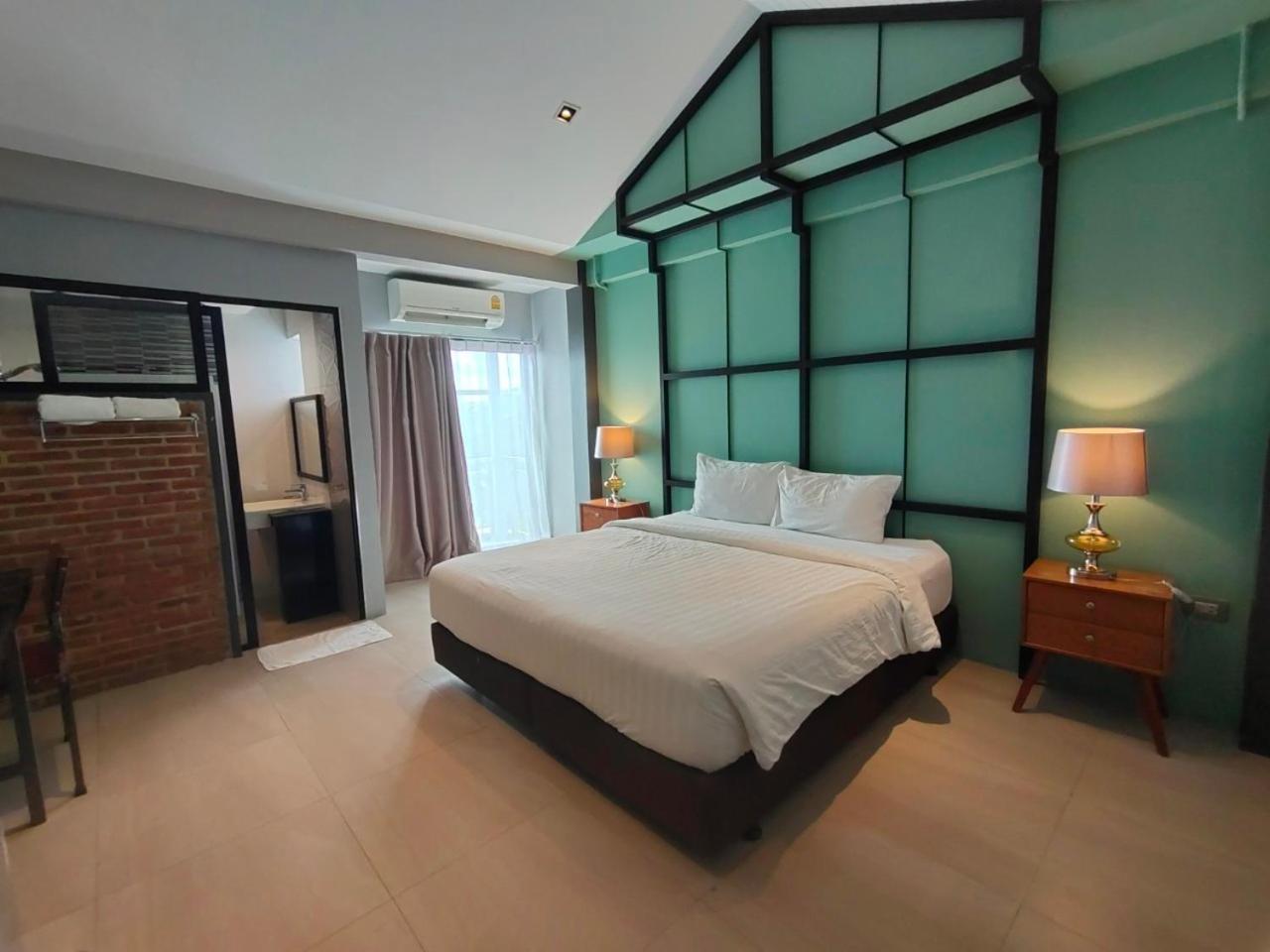 Qoo Hotel Бурирам Екстериор снимка